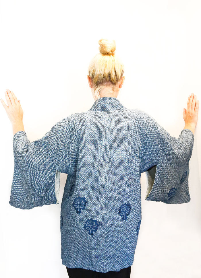 JAPON - KIMONO HAORI EN SOIE TEINTURE SHIBORI BLEU INTENSE