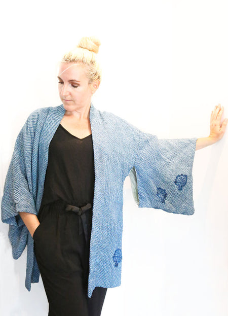 JAPON - KIMONO HAORI EN SOIE TEINTURE SHIBORI BLEU INTENSE