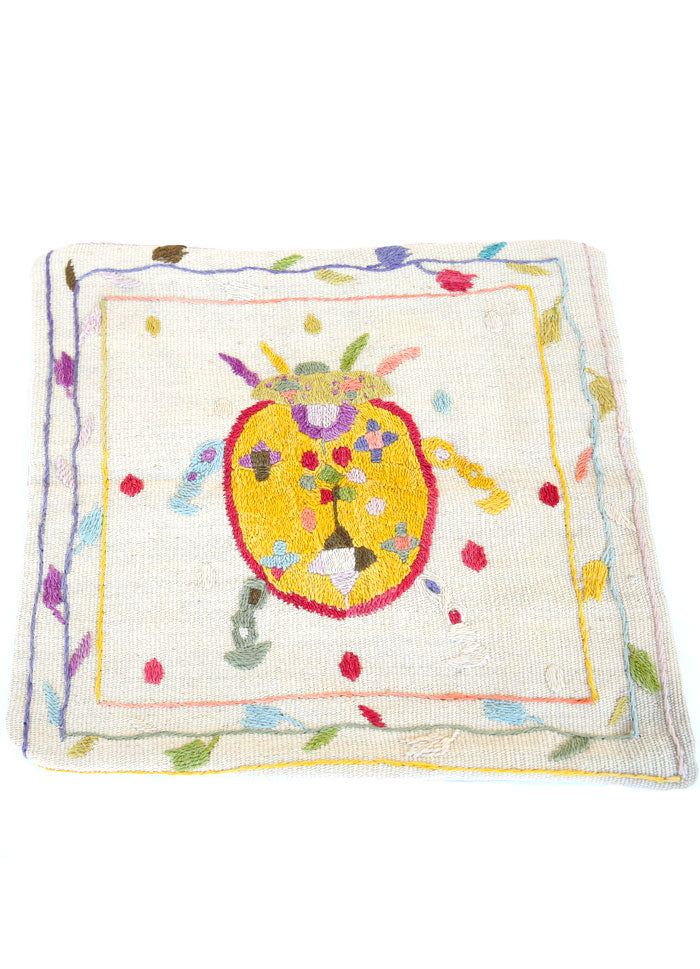 PAKISTAN - COUSSIN EN LAINE BRODÉ À LA COCCINELLE GÉANTE