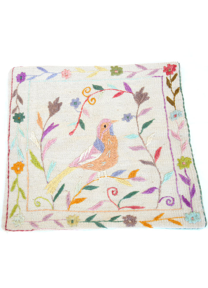 PAKISTAN - COUSSIN EN LAINE BRODÉ À L'OISEAU ET SES FLEURS MULTICOLORES