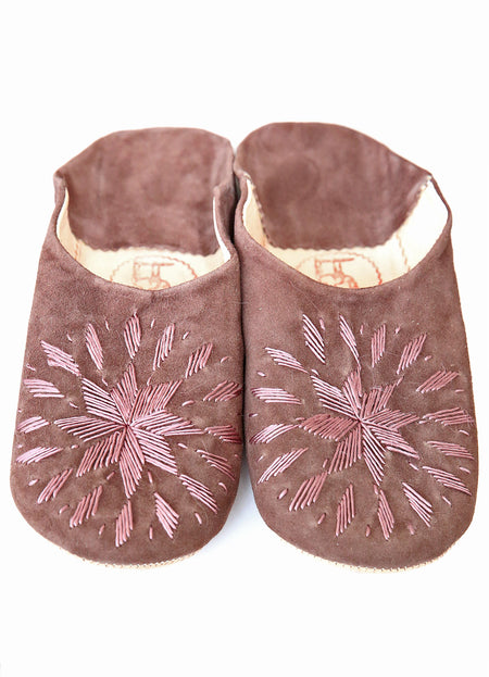 MAROC - CHAUSSONS EN DAIM & BRODERIES MARRON/TAUPE (en 36 et 38)