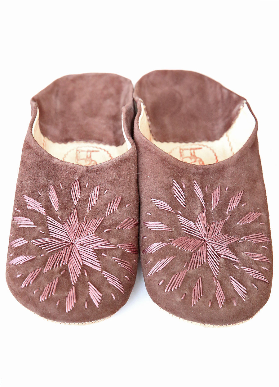 MAROC - CHAUSSONS EN DAIM & BRODERIES MARRON/TAUPE (en 36 et 38)
