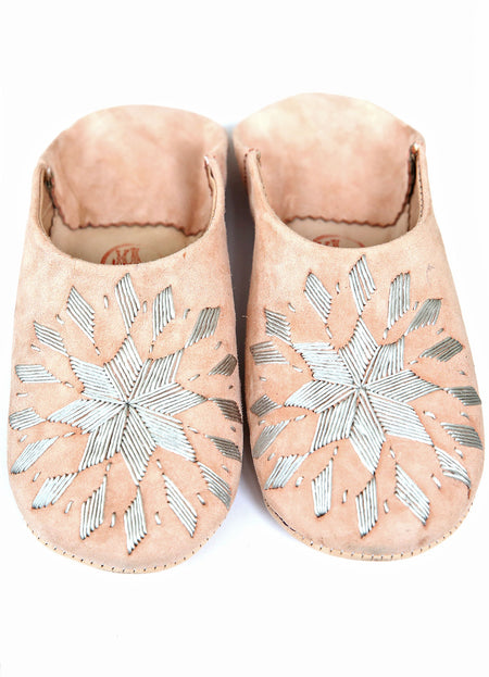 MAROC - CHAUSSONS EN DAIM ROSE BRODERIES GRISES (en 36 et 38)