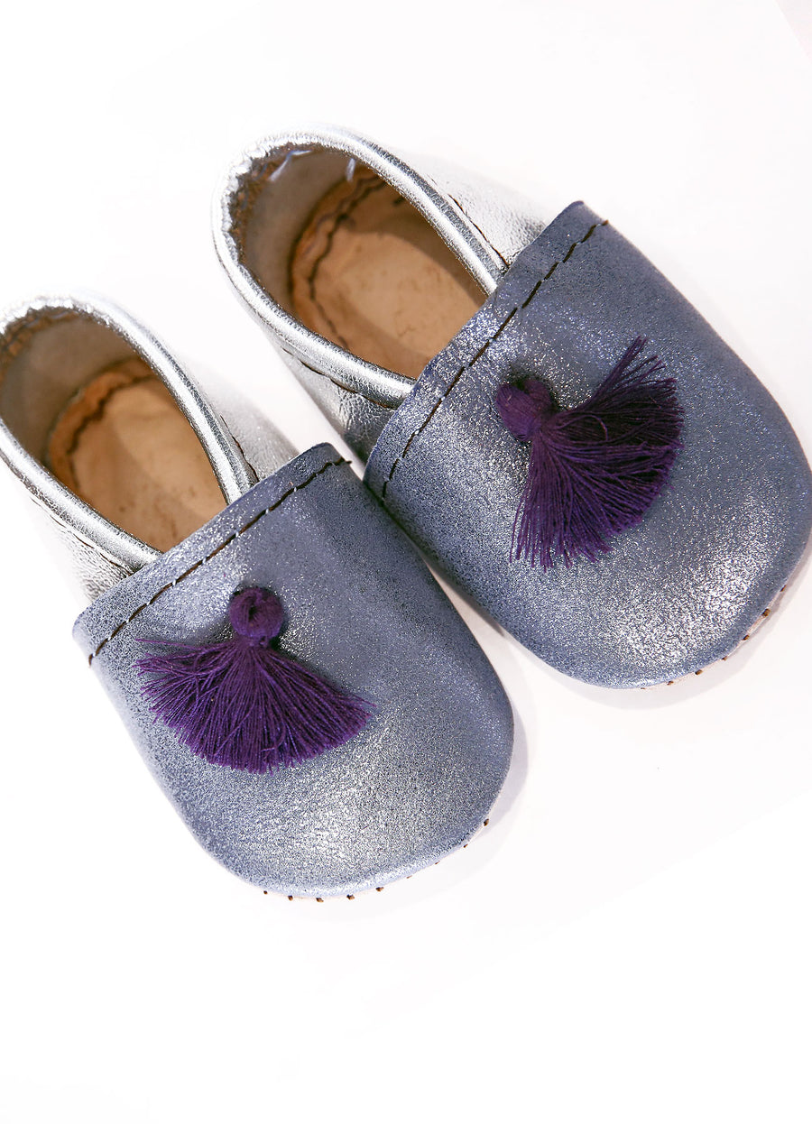 MAROC - CHAUSSONS BÉBÉ EN CUIR ARGENTÉ & BLEU PAILLETÉ À POMPONS VIOLETS (pointure 16)