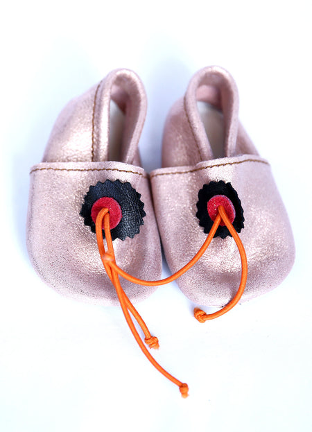 MAROC - CHAUSSONS BÉBÉ EN CUIR ROSE IRISÉ (3 à 9 mois)