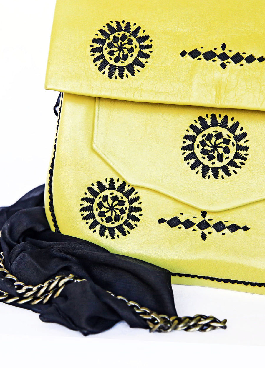 MAROC - SAC EN CUIR JAUNE ÉLECTRIQUE & BRODERIES NOIRES