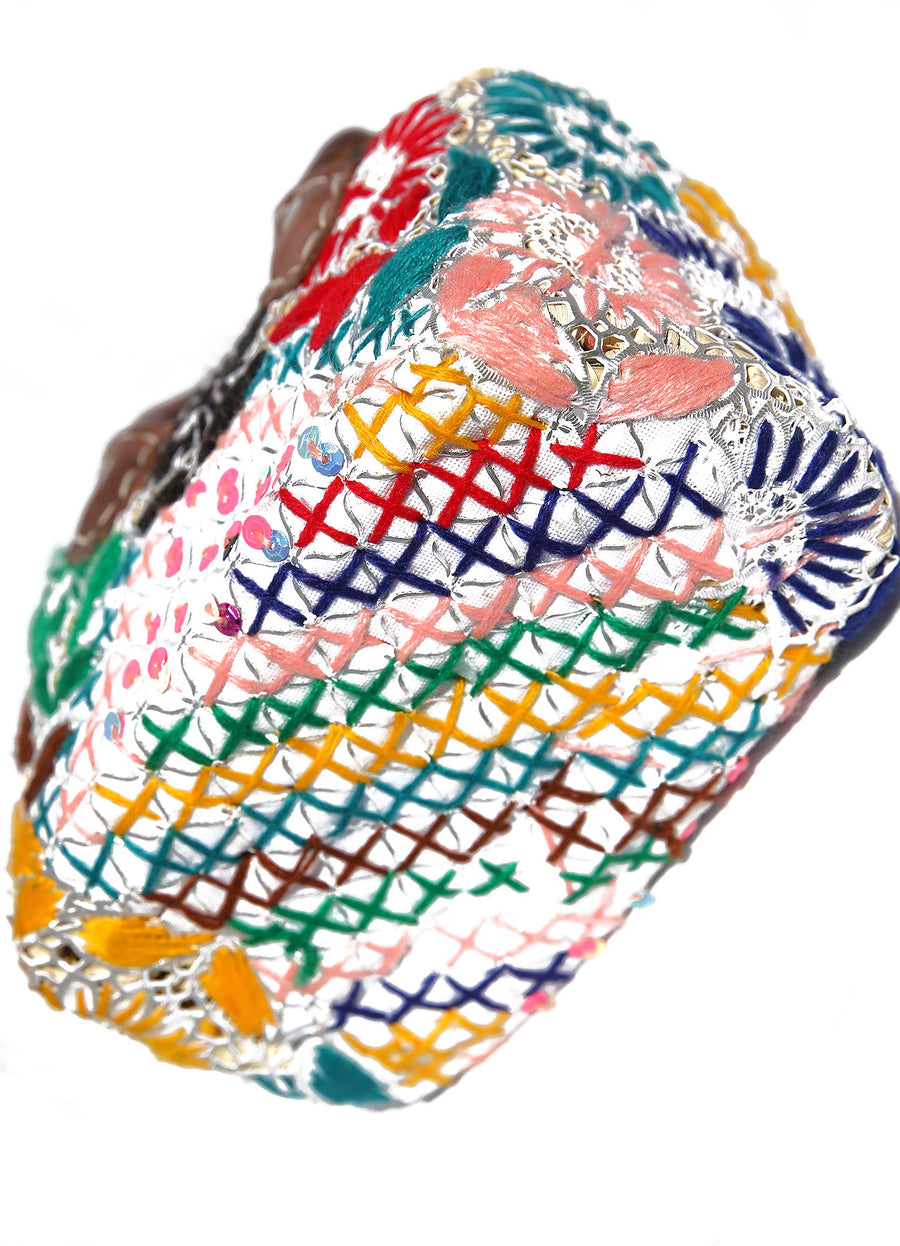 MAROC - PETIT PANIER EN OSIER BRODÉ À FLEURS MULTICOLORES
