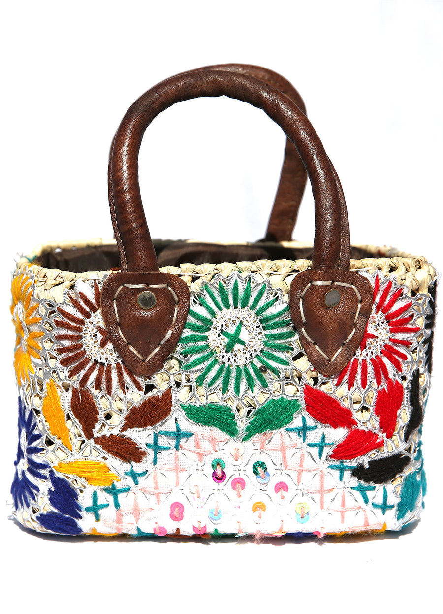 MAROC - PETIT PANIER EN OSIER BRODÉ À FLEURS MULTICOLORES