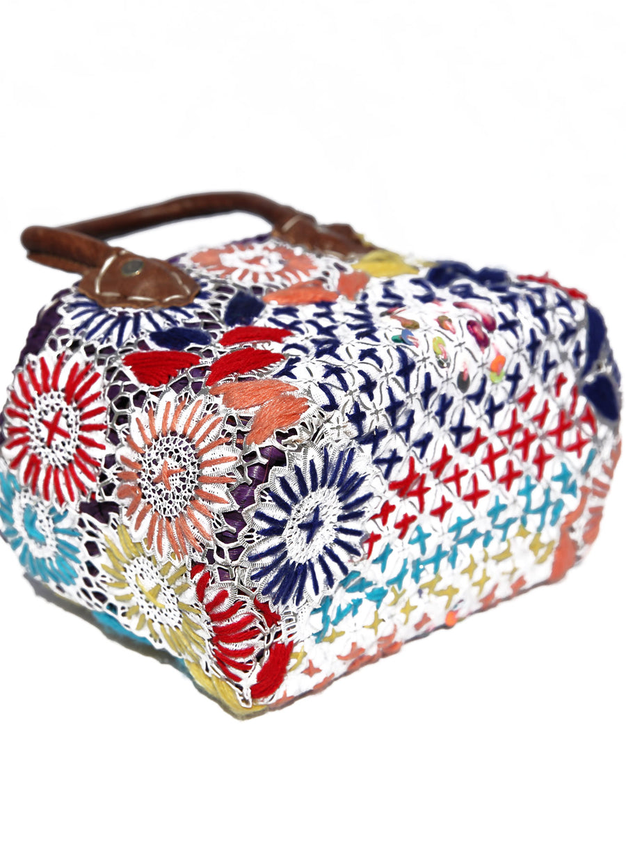 MAROC - PETIT PANIER EN OSIER VIOLET BRODÉ À FLEURS MULTICOLORES