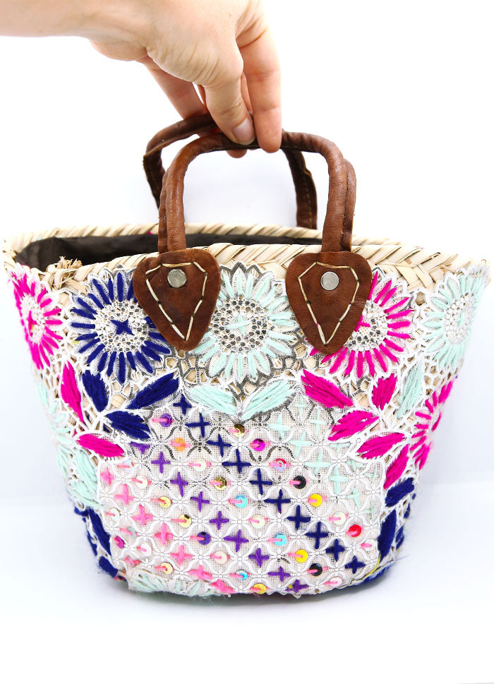 MAROC - PETIT PANIER FILLETTE EN OSIER BRODÉ À FLEURS MULTICOLORES