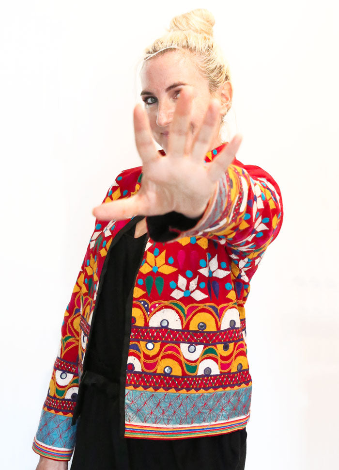 INDE - VESTE VINTAGE EN COTON ROUGE AUX BRODERIES MULTICOLORES