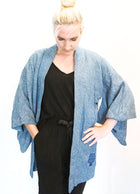 JAPON - KIMONO HAORI EN SOIE TEINTURE SHIBORI BLEU INTENSE