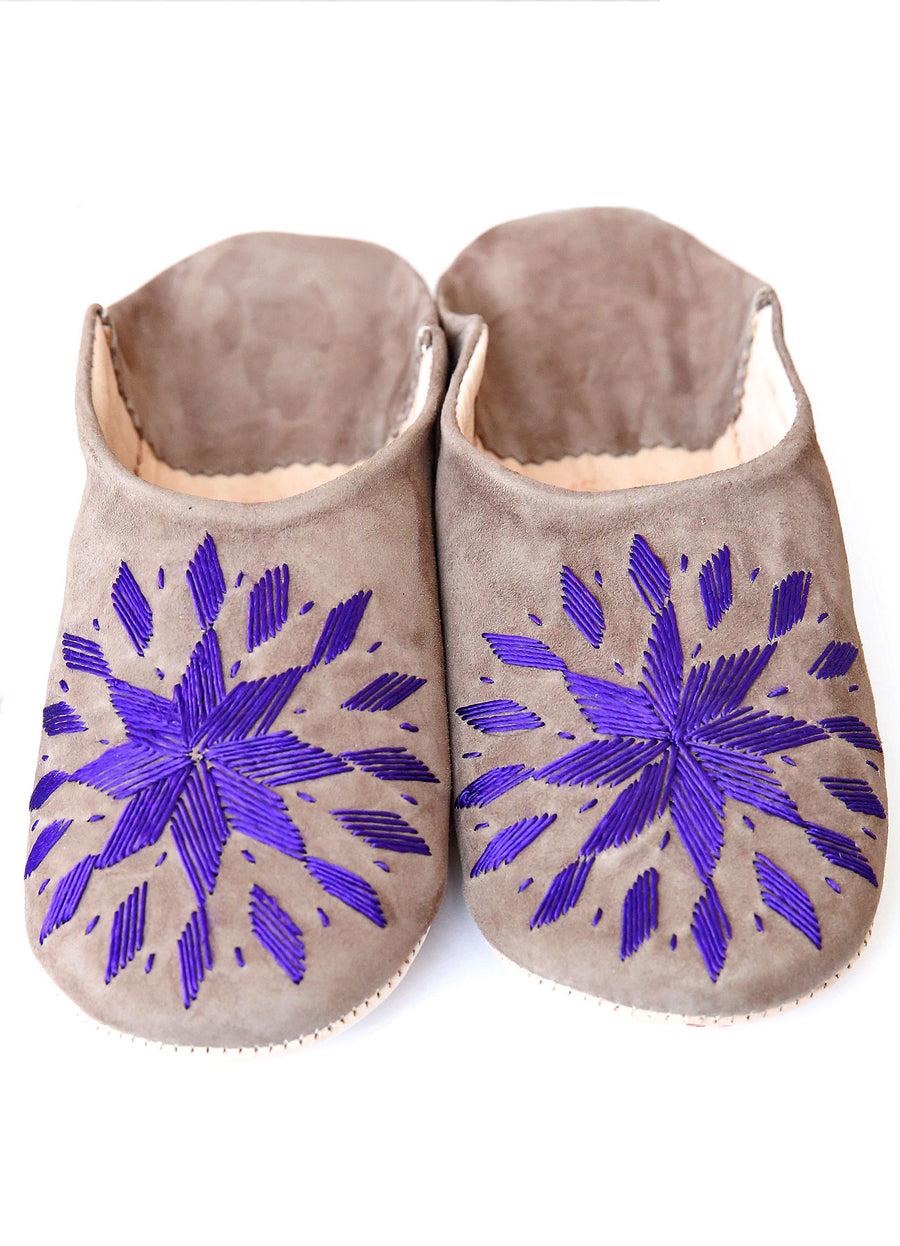 MAROC - CHAUSSONS EN DAIM GRIS BRODERIES VIOLETTE (en 36 et 37)