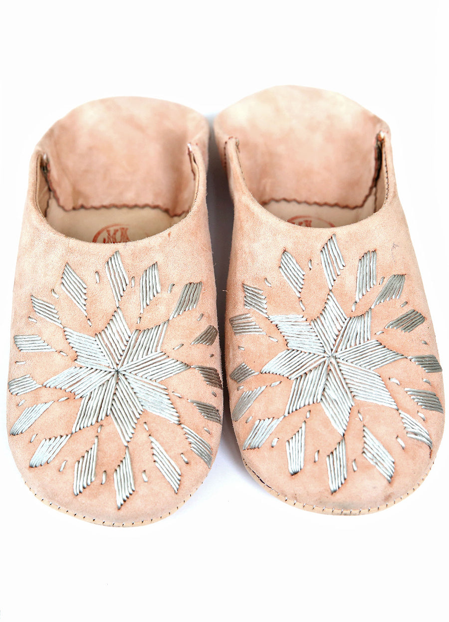 MAROC - CHAUSSONS EN DAIM ROSE BRODERIES GRISES (en 36 et 38)