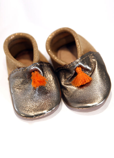 MAROC - CHAUSSONS BÉBÉ QUI BRILLENT À POMPONS ORANGE (pointure 18)