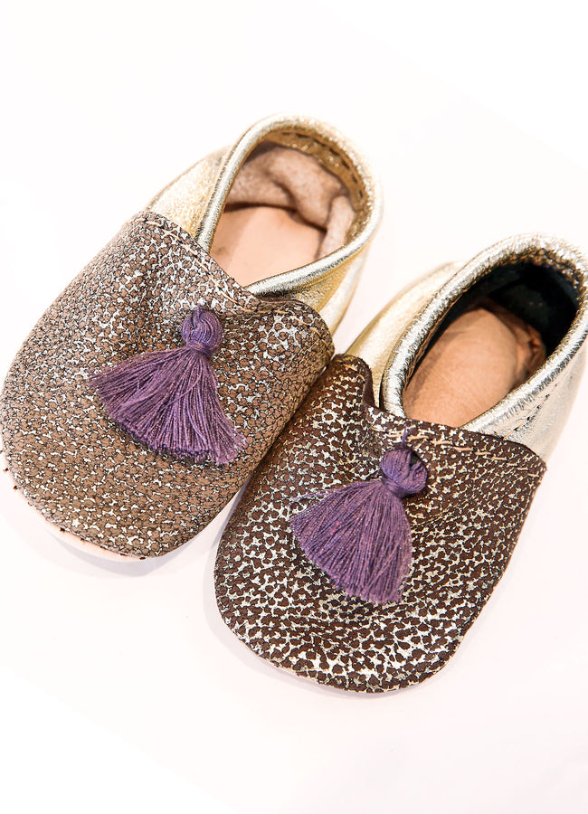 MAROC - CHAUSSONS BÉBÉ EN CUIR DORÉ & À POMPONS VIOLETS (pointure 16)