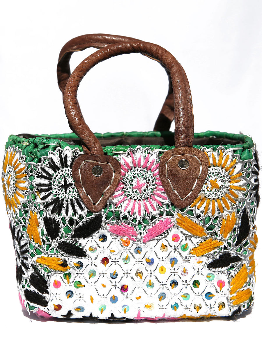 MAROC - PETIT PANIER EN OSIER VERT AUX FLEURS TRICOLORES