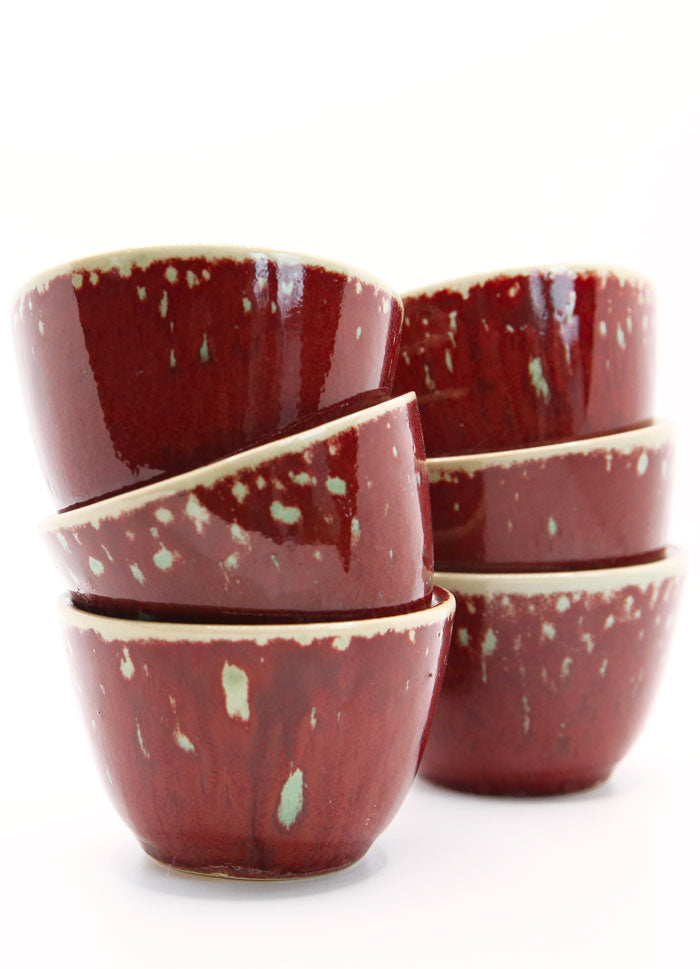 PORTUGAL - TASSE EN GRÈS ROUGE AVEC PETITES TÂCHES VERT DE GRIS (5 pièces)