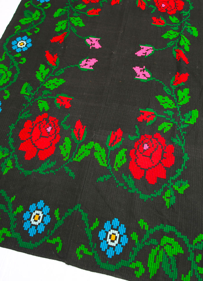 ROUMANIE - TAPIS TRADITIONNEL ANCIEN ET SES FLEURS BOHÈMES